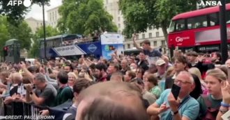 Copertina di Gran Bretagna, cori di “buu” per Boris Johnson mentre il primo ministro annuncia le dimissioni: la folla riunita fuori da Downing Street – Video