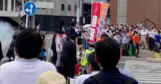 L’ex premier Shinzo Abe vittima di un attentato: lo sparo, il fumo e la concitazione. Le prime immagini dal Giappone – Video
