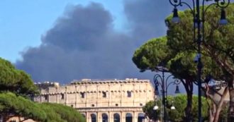 Incendio a Roma, le immagini del Colosseo avvolto da una nube nera di fumo