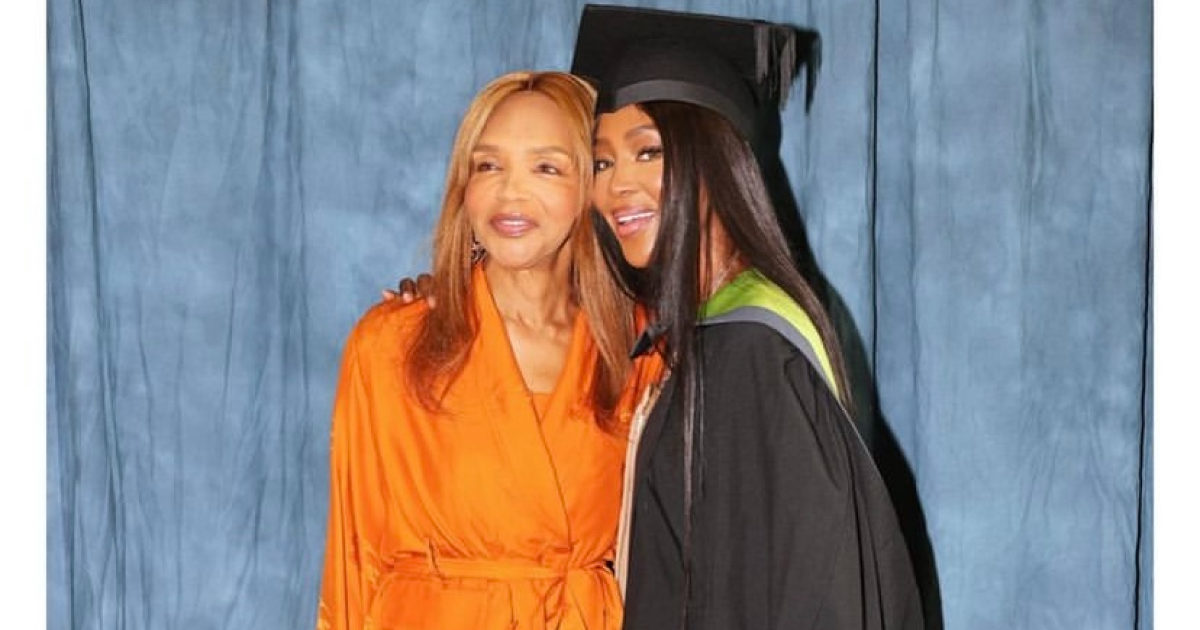 Naomi Campbell si laurea a 52 anni: “Non mollate mai”