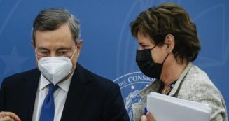 Copertina di La ministra Messa tornerà alla Bicocca nonostante lo scandalo favoritismi. Uno studio sui concorsi rivela: il 90% dei posti a interni