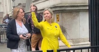 Copertina di Londra, il pubblico fischia e lei alza il dito medio: è la nuova sottosegretaria all’Educazione del dimissionario governo Johnson