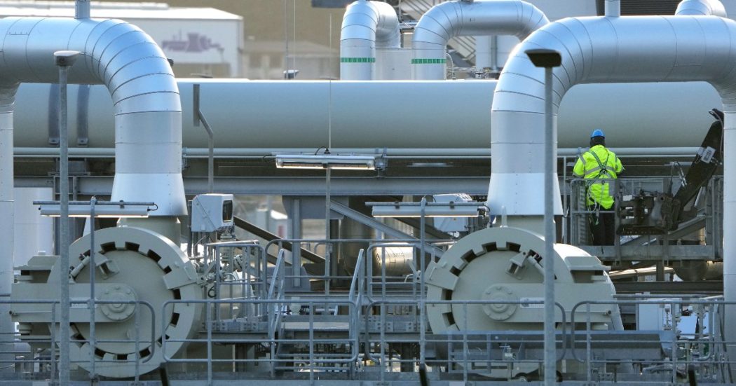 Mosca chiude il Nord Stream 1 per manutenzione, la Germania teme che lo stop al gas diventi definitivo: “Rischiamo una grave recessione”