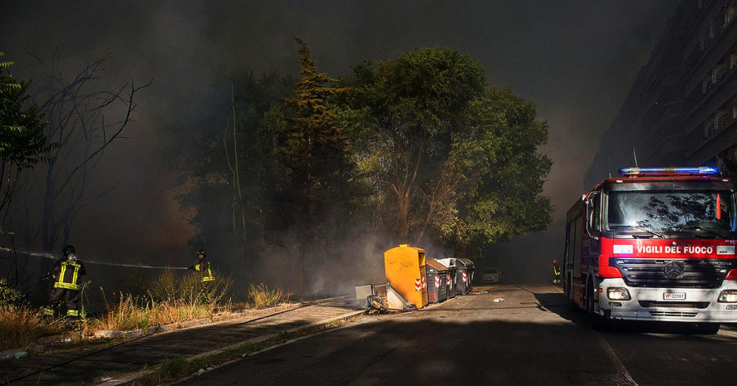 Un altro incendio, per Roma l’emergenza non è finita: maxi-nube sulla Capitale. In un mese quattro roghi: stavolta tocca agli autodemolitori