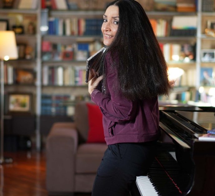 Maria Gabriella Mariani, libro e pianoforte: la compositrice che scrive musica e libri. “Così la memoria può diventare strumento per il futuro”
