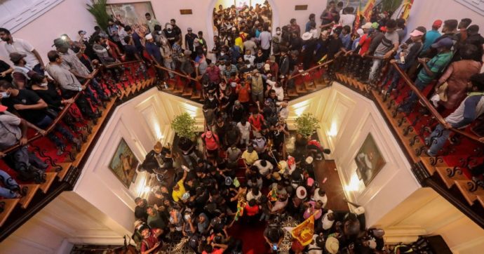 Sri Lanka, rivolte: in fiamme casa del premier. Il presidente Rajapaksa si dimette mercoledì