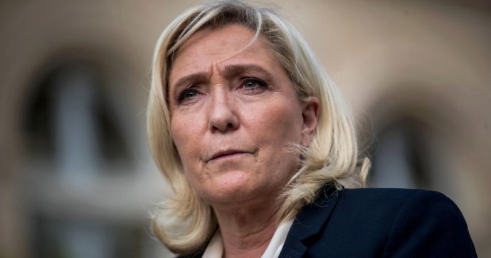 Copertina di E Marine Le Pen ordina ai suoi: “Mettete tutti la cravatta”