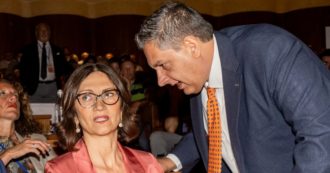 Copertina di Toti “sfotte” il centrino di B. Ma sul palco c’è anche Gelmini