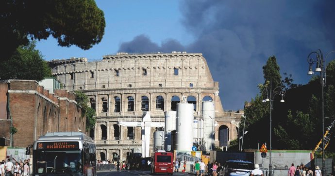 Copertina di Roma brucia ancora, le fiamme tra le case. Il Pd assolve Gualtieri: “Città sotto attacco”