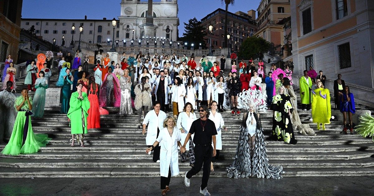 Valentino The Beginning, Pierpaolo Piccioli: “Rispondiamo con la bellezza alla democrazia che ci viene negata”. La sfilata in piazza di Spagna a Roma è una magia al tramonto