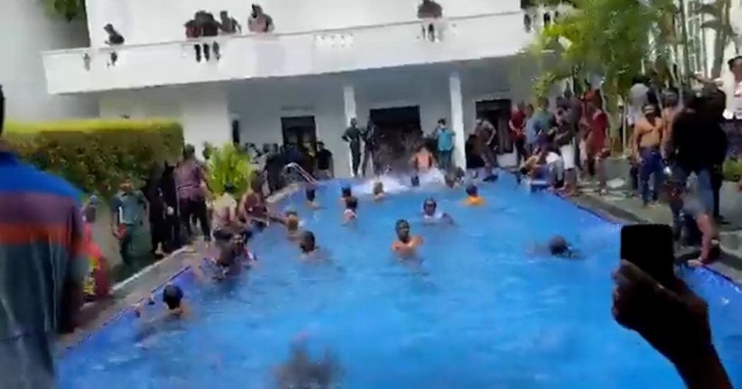 Sri Lanka, manifestanti si tuffano in piscina dopo aver assaltato il palazzo presidenziale nella capitale (video)
