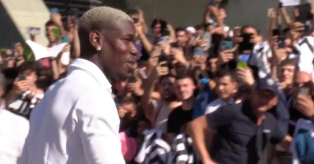 Paul Pogba, il ritorno da re alla Juve: bagno di folla e tifosi in delirio per lui nel giorno delle visite mediche e della firma sul contratto – IL VIDEO