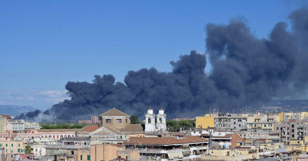 Roma, vasto incendio nella zona di via Casilina e di Centocelle: nube di fumo visibile da molti quartieri. “Uditi anche boati ed esplosioni”