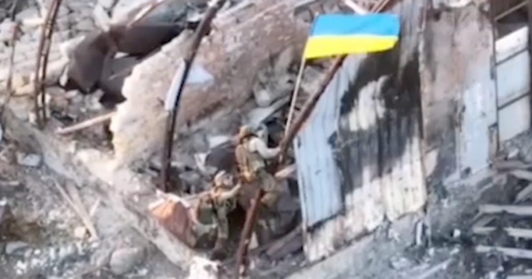 Ucraina, soldati sbarcano sull’isola dei Serpenti e piantano la bandiera gialloblu. Kiev riconquista l’avamposto strategico al largo di Odessa