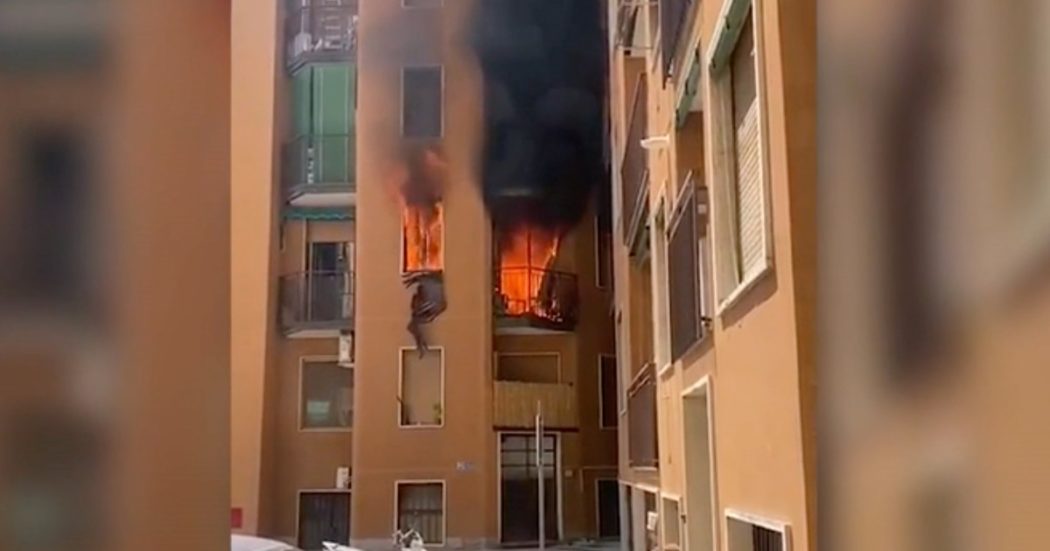 Milano, incendio in un appartamento: otto persone in ospedale. Le fiamme in via Vespri Siciliani, nella periferia ovest della città