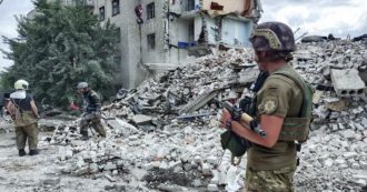 Copertina di Guerra Ucraina, missile russo su condominio a Chasiv Yar: “15 civili morti e numerosi dispersi sotto le macerie, tra loro anche un bambino”