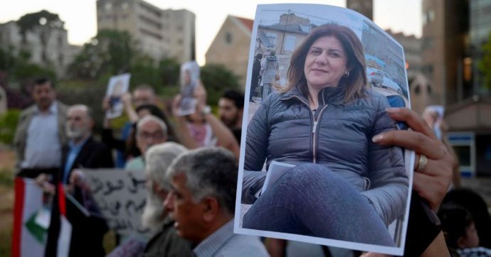 Tensione Usa-Israele, l’Fbi apre un’indagine sull’uccisione della giornalista Shireen Abu Akleh. Tel Aviv: “Un errore, non collaboriamo”