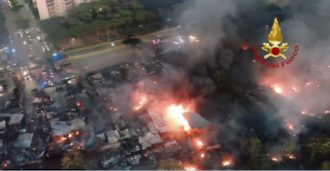 Copertina di Incendio a Roma, la Procura apre un’inchiesta. Gualtieri: “Dietro c’è la mano dell’uomo, qualche dolo già accertato”