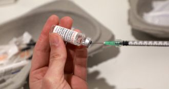 Copertina di Vaccino Covid, Speranza: “Subito la quarta dose per tutti gli over 60”. Via libera di Cts e Aifa anche per i fragili di età inferiore