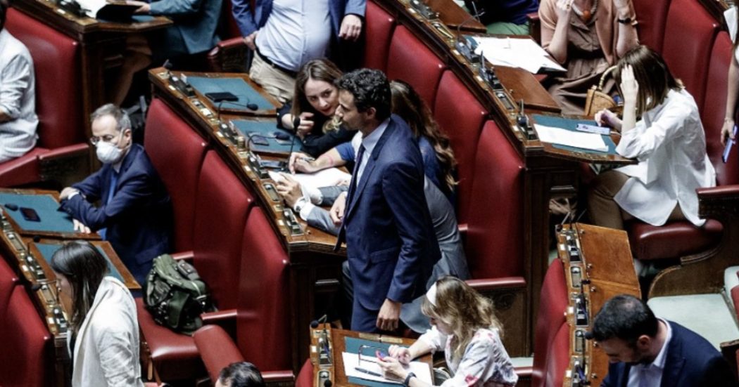 Dl Aiuti, la Camera approva. M5s non vota in protesta su Superbonus e inceneritore di Roma. Berlusconi: “Ora verifica di maggioranza”