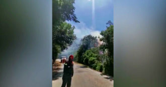 Copertina di Sardegna, incendio nel Sassarese divide l’isola in due: le immagini del rogo