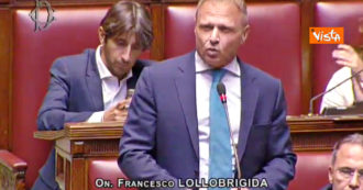 Copertina di “Il governo va avanti solo per le poltrone”: Lollobrigida (FdI) annuncia il voto contrario al decreto Aiuti. Poi il coro: “Elezioni, elezioni”