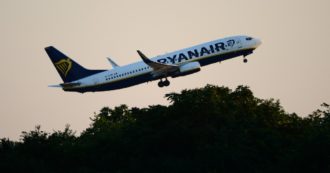 Copertina di Ryanair e il volo più sfigato del mondo: incidenti, inversioni di rotta, malori e lo scontro con un “oggetto misterioso”