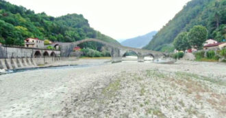 Siccità, anche in Toscana è crisi idrica: in volo sul Serchio senz’acqua – Video