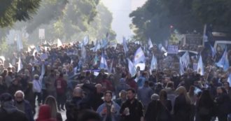 Copertina di Argentina, migliaia di persone in piazza per il caro-vita. Inflazione e debito, corteo a Buenos Aires contro gli accordi firmati con il Fmi
