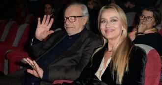 Copertina di Gloria Guida e Johnny Dorelli: “Ogni sera doveva baciarmi per finta in scena: una volta ci ha messo la lingua, così è iniziato il nostro amore”