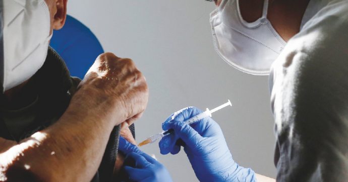 Vaccini, quarta dose a tutti gli over 60: la campagna riparte in salita