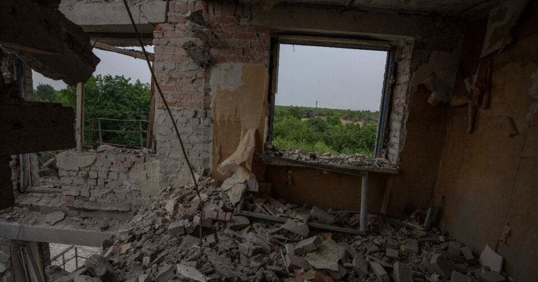 Ucraina, missile su un edificio residenziale a Kharkiv: tre morti e 28 feriti. Diciotto vittime nell’attacco di domenica a Chasiv Yar