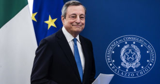 Copertina di Il Financial Times ‘trattiene’ Mario Draghi al governo: “L’Italia ha ancora bisogno di lui. Momento cruciale, non solo per Roma”