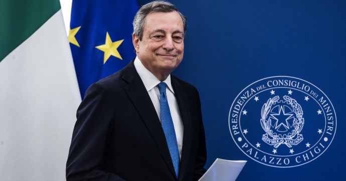 Il Financial Times ‘trattiene’ Mario Draghi al governo: “L’Italia ha ancora bisogno di lui. Momento cruciale, non solo per Roma”