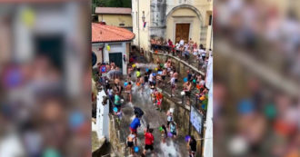 Copertina di Salerno, è allarme siccità ma a Campagna c’è la festa dei gavettoni. Bonelli: “Intervengano De Luca e Cingolani”. Il video