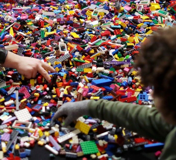 Il ladro dei Lego arrestato dalla polizia: sequestrate 1.700 scatole ancora intatte tra i 2.500 giocattoli ritrovati in casa. Il valore? Oltre 200mila euro