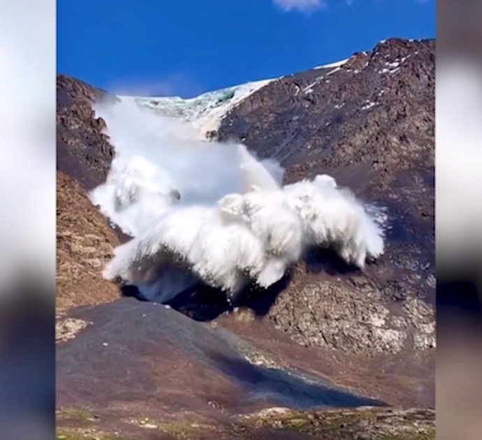 Imponente distacco di valanga: l’escursionista resta a filmarla, viene travolto ma si salva – Video