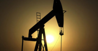 Copertina di Petrolio a picco, chiusura sotto i 100 dollari al barile a meno 7,4%. Incidono i timori di recessione e gli annunci Opec