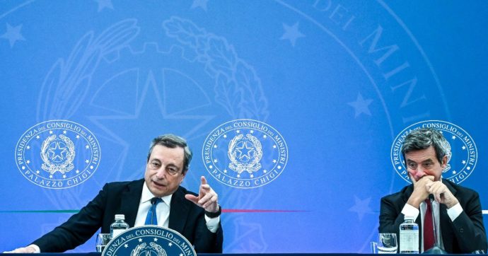 Per trattenere il M5s Draghi promette il salario minimo “all’italiana”: cosa prevede l’esercizio di equilibrismo previsto dalla legge di Orlando
