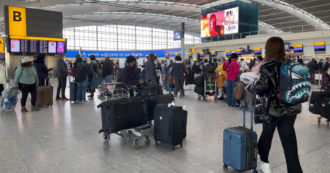Caos voli, l’aeroporto Londra Heathrow chiede alle compagnie di non vendere più biglietti per l’estate