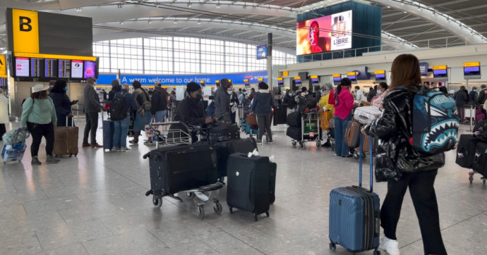 Caos voli, l’aeroporto Londra Heathrow chiede alle compagnie di non vendere più biglietti per l’estate