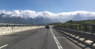 Copertina di In moto in autostrada senza mutande, multato per atti osceni: “Stavo andando ad una spiaggia per nudisti”