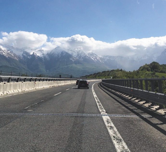 In moto in autostrada senza mutande, multato per atti osceni: “Stavo andando ad una spiaggia per nudisti”