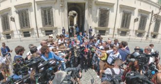 Copertina di “Deve uscire”, “No, ormai è tardi”. Conte come “la costola della sinistra”