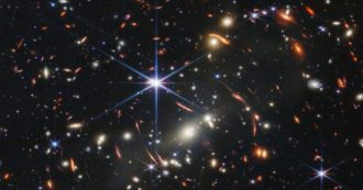 Copertina di La prima foto del telescopio Webb: stelle e galassie distanti 13,5 miliardi di anni luce, mostra le fasi iniziali dell’Universo