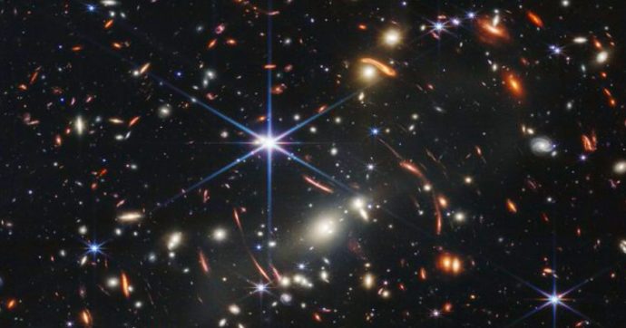 La prima foto del telescopio Webb: stelle e galassie distanti 13,5 miliardi di anni luce, mostra le fasi iniziali dell’Universo