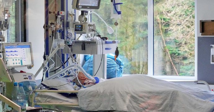 Covid, in Germania oltre la metà delle unità di terapia intensiva sono già in sofferenza: mai così tanti ricoveri a luglio, manca personale