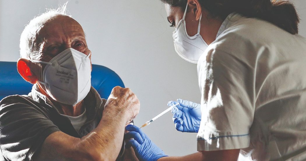 Covid, ok di Aifa al vaccino per Omicron 4 e 5. I medici di famiglia: “Tempestati di domande. Problema di comunicazione”