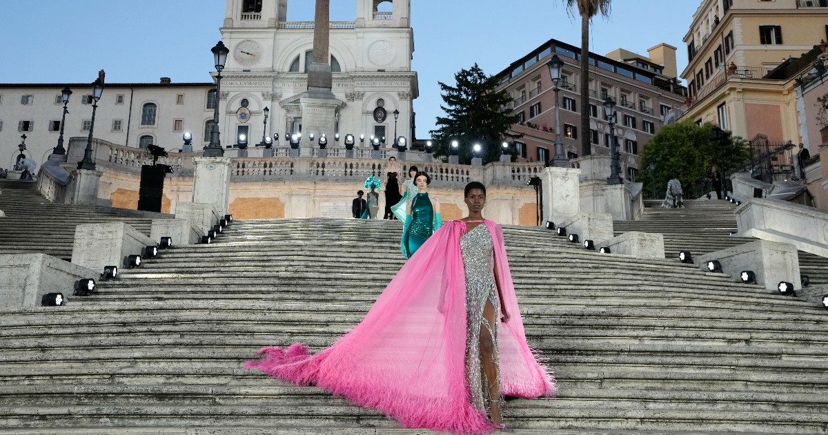 Dior “ha chiesto 100mila euro entro 15 giorni a Valentino per la sfilata a piazza di Spagna”: “Ha impedito lo shopping ai nostri clienti”