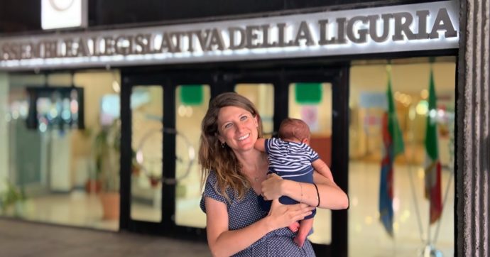 Le consigliere regionali in maternità risultano assenti. La denuncia dalla Liguria: “Si nega un diritto, istituzioni dovrebbero dare l’esempio”